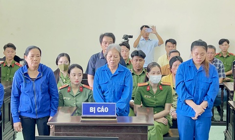 5 người trong gia đình phóng hỏa đốt cảnh sát lãnh án- Ảnh 1. Các bị cáo phóng hỏa đốt cảnh sát gồm Phượng (áo vàng ngồi hàng thứ 2), Phân, Đào, Phiên (đứng hàng đầu), Nhàn (đứng hàng thứ 2) - Ảnh: TIẾN VĂN