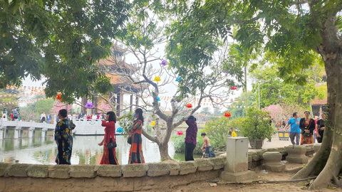 Đầu xuân nói chuyện đi chùa: Lễ vật không quan trọng vơi đầy- Ảnh 1. Chùa Nôm chiều mùng 6 Tết - Ảnh: T. HOÀ