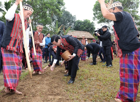 Chủ tịch nước Võ Văn Thưởng múa xòe, đánh cồng, tra hạt giống tại ngày hội sắc xuân- Ảnh 3. Chủ tịch nước chung vui với người dân trong lễ hội trỉa lúa của dân tộc Bru - Vân Kiều - Ảnh: GIA HÂN