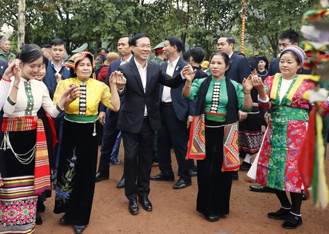 Chủ tịch nước Võ Văn Thưởng múa xòe, đánh cồng, tra hạt giống tại ngày hội sắc xuân- Ảnh 1. Chủ tịch nước tham gia điệu xòe vui cùng đồng bào - Ảnh: GIA HÂN