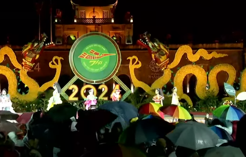 Đại biểu, người yêu thơ đội mưa ngồi nghe thơ tại sân khấu ngoài trời ở Hoàng thành Thăng Long - Ảnh: T.ĐIỂU Đại biểu, người yêu thơ đội mưa ngồi nghe thơ tại sân khấu ngoài trời ở Hoàng thành Thăng Long - Ảnh: T.ĐIỂU
