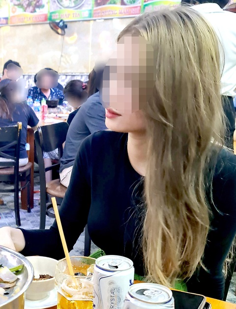 Đào nhậu - Những cô gái mua vui cuộc say - Kỳ 2: Cõng nợ xã hội đen để sang chảnh mua vui- Ảnh 1. Các cô đào mua vui bàn nhậu sẵn sàng đi vay lãi cắt cổ để “đập đi xây lại” nhan sắc quyến rũ khách - Ảnh: M.T.