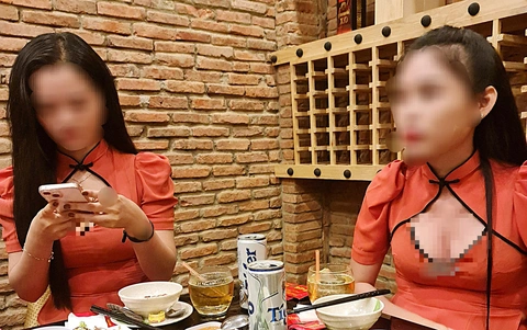 Những cô đào nhậu, mua vui cho khách - Ảnh: M.T. Những cô đào nhậu, mua vui cho khách - Ảnh: M.T.