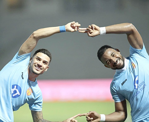 Vòng 10 V-League 2023-2024: Ai cản nổi Nam Định?- Ảnh 1. Bộ đôi Rafaelson (phải) và Hendrio sẽ tiếp tục có niềm vui chiến thắng với CLB Nam Định? - Ảnh: VPF