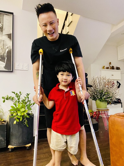 Ca sĩ Hoàng Bách: Vẫn đá bóng dù mổ gối 2 lần- Ảnh 2. Dù mổ gối hai lần nhưng Hoàng Bách vẫn gắn bó với niềm đam mê bóng đá - Ảnh: NVCC