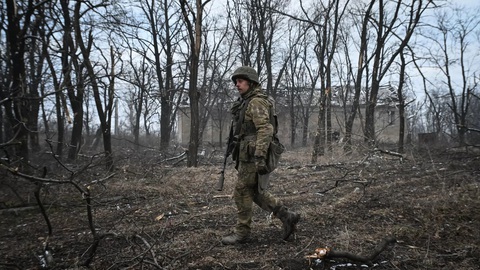 Quân đội Ukraine tiết lộ 'điểm nóng' mới sau Avdiivka- Ảnh 1. Binh sĩ Nga đi tuần tại khu vực quanh thành phố Avdiivka - Ảnh: SPUTNIK