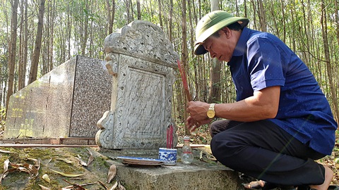Ngôi mộ hòa bình- Ảnh 1. Sau nhiều lần di dời, hiện ngôi mộ đã được ông Duy đưa về an táng sát khu mộ của bố mẹ để tiện bề chăm sóc, hương khói - Ảnh: QUỐC NAM