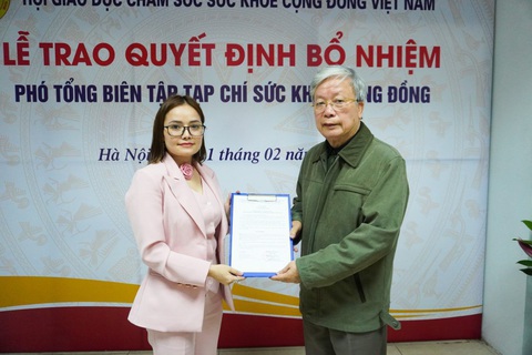Tạp chí Sức Khỏe Cộng Đồng có phó tổng biên tập mới- Ảnh 1. Nhà báo Chu Loan nhận quyết định bổ nhiệm chức vụ phó tổng biên tập Tạp chí Sức Khỏe Cộng Đồng