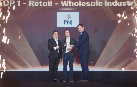 PNJ là Top 1 'Nhà tuyển dụng được yêu thích nhất 2023' ngành bán lẻ, bán sỉ- Ảnh 1. PNJ được vinh danh là Top 1 “Nhà tuyển dụng được yêu thích nhất 2023” ngành bán lẻ - Ảnh: NHẬT HOÀNG