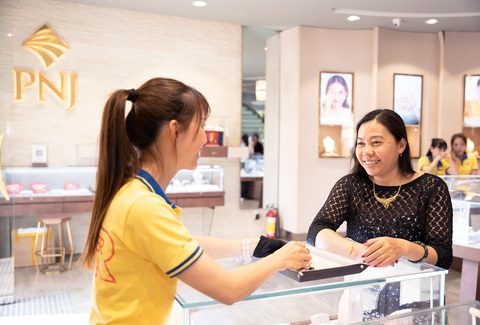 PNJ là Top 1 'Nhà tuyển dụng được yêu thích nhất 2023' ngành bán lẻ, bán sỉ- Ảnh 6. Tại PNJ, con người chính là tài sản quý giá nhất của doanh nghiệp - Ảnh: NHẬT HOÀNG