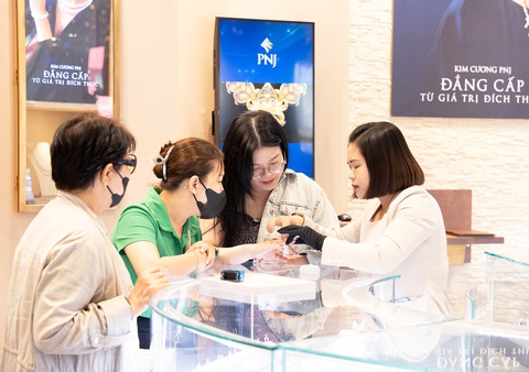 PNJ là Top 1 'Nhà tuyển dụng được yêu thích nhất 2023' ngành bán lẻ, bán sỉ- Ảnh 5. Từ những ngày đầu thành lập và xuyên suốt 36 năm qua, người lao động là trụ cột cho sự nghiệp phát triển bền vững của PNJ - Ảnh: NHẬT HOÀNG