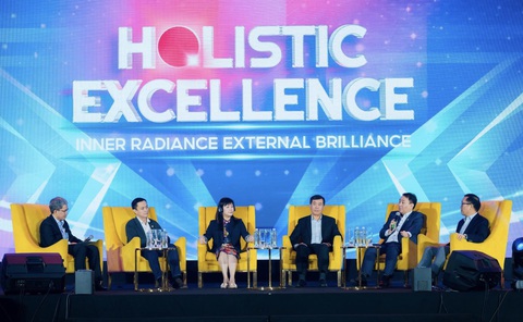 PNJ là Top 1 'Nhà tuyển dụng được yêu thích nhất 2023' ngành bán lẻ, bán sỉ- Ảnh 2. Ông Lê Trí Thông - phó chủ tịch HĐQT kiêm tổng giám đốc PNJ chia sẻ tại sự kiện - Ảnh: NHẬT HOÀNG