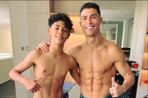 Cristiano Ronaldo cùng con trai khoe cơ bụng 6 múi- Ảnh 1. Cristiano Ronaldo khoe ảnh cùng con trai sau buổi tập - Ảnh: INSTAGRAM