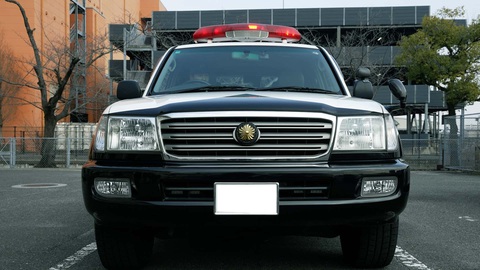 Toyota Land Cruiser đời cổ được vinh danh vì phục vụ cảnh sát Nhật quá đắc lực- Ảnh 2. Tại đầu xe, logo Toyota được đặt dưới logo hoa cúc - biểu tượng hoàng gia Nhật Bản và cũng là quốc hoa của xứ sở hoa anh đào - Ảnh: Toyota