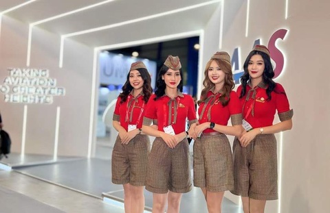 Tiếp viên hàng không Vietjet nổi bật tại Triển lãm hàng không Singapore Airshow- Ảnh 2. Các tiếp viên hàng không Vietjet với bộ đồng phục sắc đỏ vàng nổi bật đã tham gia vào nhiều hoạt động, sự kiện của triển lãm và các ký kết quan trọng của Vietjet cùng các đối tác toàn cầu.