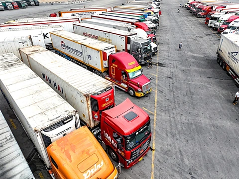 Tàu liên vận đưa hàng Việt đi châu Á, châu Âu- Ảnh 4. Xe container chở nông sản chờ làm thủ tục tại bãi xe Bảo Nguyên thuộc khu vực cửa khẩu Tân Thanh (tỉnh Lạng Sơn), giáp với Trung Quốc - Ảnh: NAM TRẦN