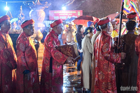 Bất ngờ đền Trần năm nay, phát ấn mới 15 phút đã vắng người- Ảnh 2. Lễ khai ấn đền Trần 2024 diễn ra trong quy củ, trật tự - Ảnh: NAM TRẦN