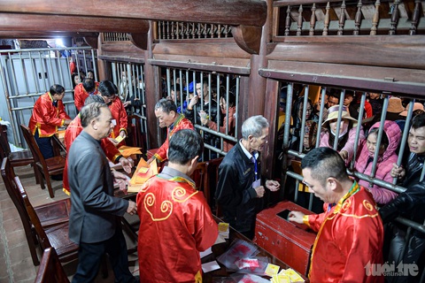 Lễ phát ấn diễn ra sớm hơn dự kiến - Ảnh: NAM TRẦN Lễ phát ấn diễn ra sớm hơn dự kiến - Ảnh: NAM TRẦN