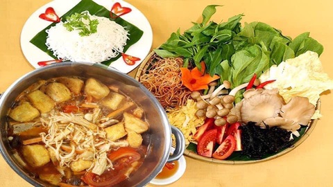 Quán chay đông nghẹt khách trong ngày rằm tháng giêng- Ảnh 3. Các món chay được phục vụ đa dạng, trong đó lẩu Thái chay đặc biệt được nhiều thực khách lựa chọn - Ảnh: Nguyễn Thị Thúy