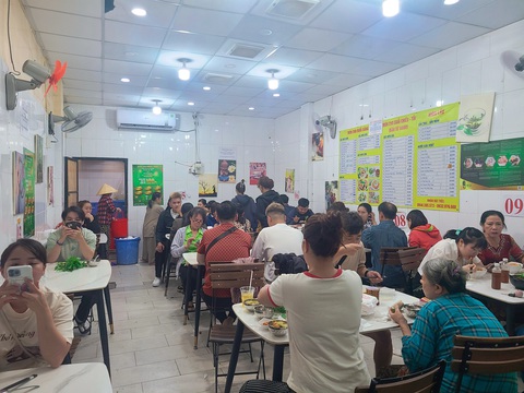 Quán chay đông nghẹt khách trong ngày rằm tháng giêng- Ảnh 1. Quán chay Thôi Kệ nằm bên cạnh Việt Nam Quốc Tự (quận 10) chật kín bàn lúc 11h trưa - Ảnh: NHẬT XUÂN