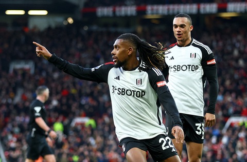 Fulham khiến Man United đứt mạch thắng liên tiếp- Ảnh 1. Niềm vui của các cầu thủ Fulham sau khi ghi bàn vào lưới Man United - Ảnh: REUTERS