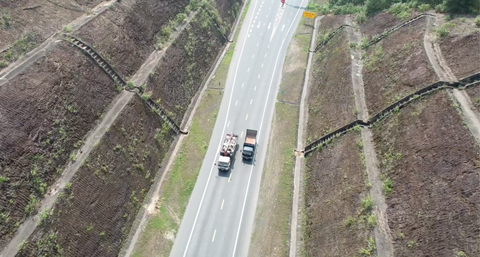 Xe tải chạy như rùa bò trên cao tốc Cam Lộ - La Sơn- Ảnh 4. Xe công trường chạy trên cao tốc với tốc độ rùa bò là nỗi ám ảnh với các tài xế