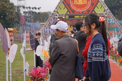 Nhân dân có còn cần thơ không?- Ảnh 6. Già, trẻ cùng đọc thơ trên những “cây thơ” tại Ngày thơ Việt Nam 2024 ở Hoàng thành Thăng Long