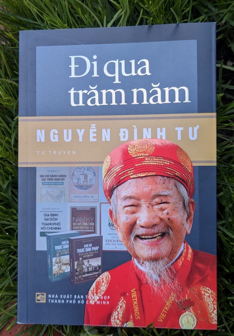 Nhà nghiên cứu Nguyễn Đình Tư viết tự truyện cho hậu thế- Ảnh 3. Tự truyện Nguyễn Đình Tư mang tên Đi qua trăm năm