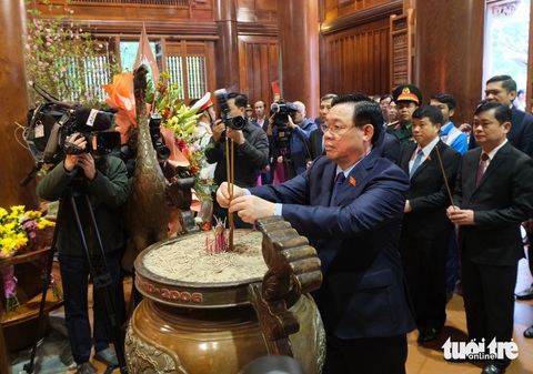 Chủ tịch Quốc hội Vương Đình Huệ dâng hương tưởng niệm Bác Hồ tại Nghệ An- Ảnh 1. Chủ tịch Quốc hội Vương Đình Huệ dâng hương tưởng niệm Chủ tịch Hồ Chí Minh tại Khu di tích quốc gia đặc biệt Kim Liên - Ảnh: HÀ THANH