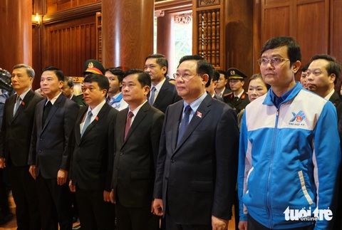Chủ tịch Quốc hội Vương Đình Huệ dâng hương tưởng niệm Bác Hồ tại Nghệ An- Ảnh 2. Chủ tịch Quốc hội Vương Đình Huệ cùng đoàn đại biểu đến dâng hương tại Khu di tích quốc gia đặc biệt Kim Liên, Nghệ An - Ảnh: HÀ THANH