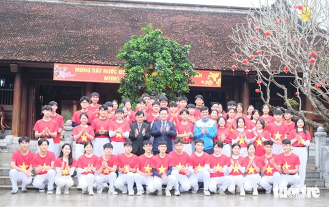 Chủ tịch Quốc hội Vương Đình Huệ dâng hương tưởng niệm Bác Hồ tại Nghệ An- Ảnh 3. Chủ tịch Quốc hội Vương Đình Huệ chụp hình lưu niệm với các bạn thanh niên tại Khu di tích quốc gia đặc biệt Kim Liên - Ảnh: HÀ THANH