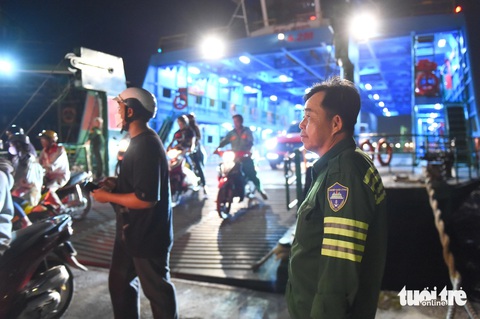 Chuyến phà đêm và những ước mơ đổi đời- Ảnh 2. Ban ngày người lao động ở Đồng Nai vào TP.HCM làm việc hối hả theo chuyến phà đêm về