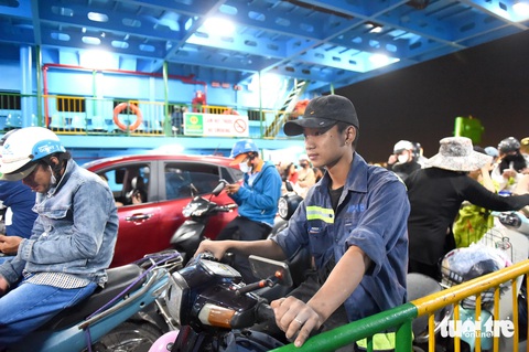 Chuyến phà đêm và những ước mơ đổi đời- Ảnh 3. Anh công nhân Tấn Tài tăng ca về muộn nhưng mang trên vai ước mơ có thêm tiền lương chăm lo cho vợ mới cưới được đầy đủ và có sức khỏe sinh em bé