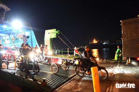 Chuyến phà đêm và những ước mơ đổi đời- Ảnh 5. Những người đi chợ sớm từ Đồng Nai sang để về chợ Bình Điền TP.HCM lấy hàng rau củ quả