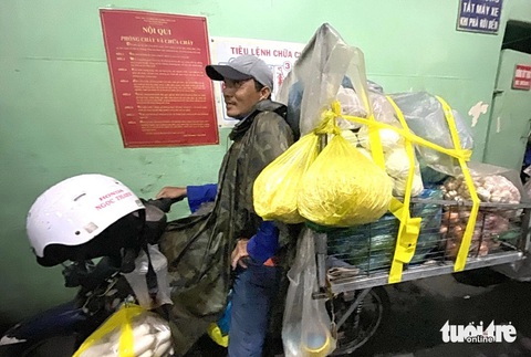 Chuyến phà đêm và những ước mơ đổi đời- Ảnh 7. Anh Hải hằng đêm trên chuyến phà lúc 0h để về Nhơn Trạch (Đồng Nai) mang theo ước mơ cho con được học hành tử tế, sau khi ra trường tạo dựng tương lai