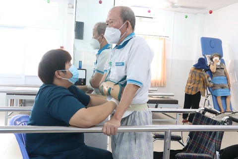 Bước vào tuổi Trung bình mỗi người cao tuổi ở Việt Nam mắc 3-4 bệnh, ảnh hưởng nhiều đến chất lượng sống - Ảnh: XUÂN MAI