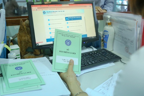 Cán bộ bảo hiểm xã hội tại Vĩnh Phúc xử lý hồ sơ của người lao động - Ảnh: HÀ QUÂN Cán bộ bảo hiểm xã hội tại Vĩnh Phúc xử lý hồ sơ của người lao động - Ảnh: HÀ QUÂN