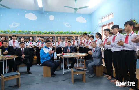 Chủ tịch Quốc hội hát với thiếu nhi Nghệ An- Ảnh 1. Chủ tịch Quốc hội Vương Đình Huệ cùng hát với thiếu nhi Nghệ An tại không gian đọc sách, tương tác và sinh hoạt Đội - Ảnh: HÀ THANH