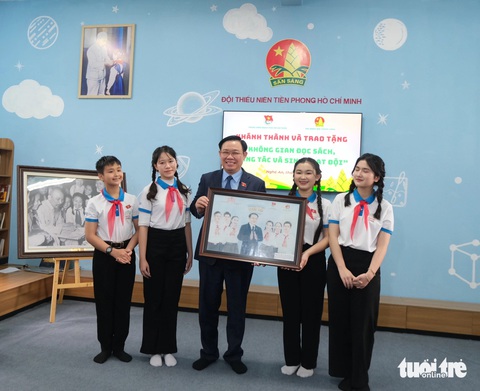 Chủ tịch Quốc hội hát với thiếu nhi Nghệ An- Ảnh 2. Các em thiếu nhi Nghệ An tặng bức tranh Chủ tịch Quốc hội Vương Đình Huệ với thiếu nhi tại Phiên họp giả định Quốc hội trẻ em lần thứ nhất - Ảnh: HÀ THANH