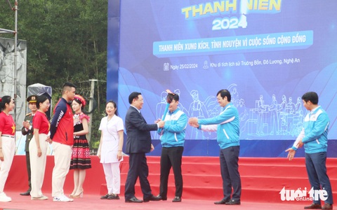 Chủ tịch Quốc hội mong muốn Tháng Thanh niên giữ tinh thần 'mãi mãi tuổi 20'- Ảnh 1. Chủ tịch Quốc hội Vương Đình Huệ trao ngọn đuốc khởi động Tháng Thanh niên năm 2024 - Ảnh: DOÃN HÒA