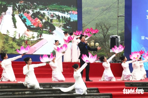 Chủ tịch Quốc hội mong muốn Tháng Thanh niên giữ tinh thần 'mãi mãi tuổi 20'- Ảnh 2. Chương trình văn nghệ chào mừng Tháng Thanh niên năm 2024 được dàn dựng công phu - Ảnh: HÀ THANH