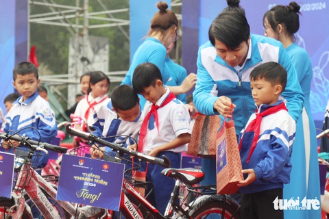 Chủ tịch Quốc hội mong muốn Tháng Thanh niên giữ tinh thần 'mãi mãi tuổi 20'- Ảnh 6. Ban tổ chức trao phần quà, xe đạp cho 50 em học sinh có hoàn cảnh khó khăn - Ảnh: DOÃN HÒA