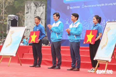 Chủ tịch Quốc hội mong muốn Tháng Thanh niên giữ tinh thần 'mãi mãi tuổi 20'- Ảnh 7. Anh Bùi Quang Huy - ủy viên dự khuyết Ban Chấp hành Trung ương Đảng, bí thư thứ nhất Trung ương Đoàn - và anh Nguyễn Ngọc Lương - bí thư thường trực Trung ương Đoàn, chủ tịch Trung ương Hội Liên hiệp thanh niên Việt Nam - trao tặng bản đồ và cờ Tổ quốc cho tuổi trẻ tỉnh Nghệ An - Ảnh: HÀ THANH