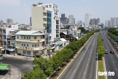 Hàng ngàn m² nhà đất công ở TP.HCM bỏ không do thiếu cơ chế cho thuê- Ảnh 7. Nhà 570 đường Võ Văn Kiệt nằm ở góc đường Nguyễn Cảnh Chân giao với Võ Văn Kiệt với hai mặt tiền - Ảnh: PHƯƠNG NHI