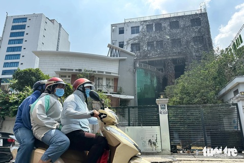 Hàng ngàn m² nhà đất công ở TP.HCM bỏ không do thiếu cơ chế cho thuê- Ảnh 1. Căn nhà số 9A đường Nam Quốc Cang (phường Phạm Ngũ Lão, quận 1) với 584 m² gồm 1 trệt và 6 lầu đang bị bỏ trống nguyên căn - Ảnh: PHƯƠNG NHI