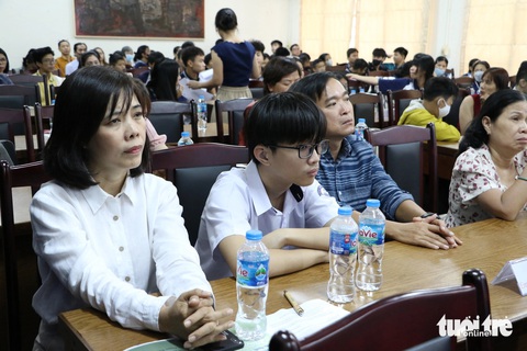 Nếu con không may khuyết tật, cha mẹ sẽ không đầu hàng số phận- Ảnh 1. Vợ chồng anh Nguyễn Tường Ân, chị Đoàn Thanh Lan và em Nguyễn Đoàn Bảo Khôi, học sinh lớp 11 Trường THPT Tây Thạnh (quận Tân Phú) - Ảnh: BÌNH MINH
