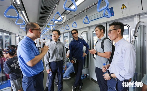 TP.HCM tính phương án miễn, giảm vé đi metro số 1 thời gian đầu- Ảnh 1. Sáng 1-2, hàng trăm người dân TP.HCM, kiều bào, văn nghệ sĩ… trải nghiệm gần 20km đường ray trên cao và ngầm của metro số 1 - Ảnh: CHÂU TUẤN
