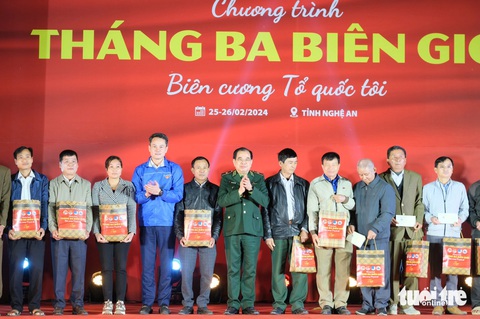 Hà Myo, Rica hát trong Tháng ba biên giới- Ảnh 1. Thiếu tướng Phùng Quốc Tuấn - phó chính ủy Bộ đội biên phòng và anh Nguyễn Kim Quy - phó chủ tịch thường trực Trung ương Hội Liên hiệp Thanh niên Việt Nam - trao quà cho các già làng, trưởng bản, người uy tín - Ảnh: HÀ THANH