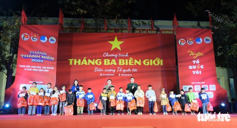 Hà Myo, Rica hát trong Tháng ba biên giới- Ảnh 6. Không chỉ mang lời ca tiếng hát đến với bà con, chương trình còn mang đến nhiều phần quà ý nghĩa cho bà con nhân dân Nghệ An - Ảnh: HÀ THANH