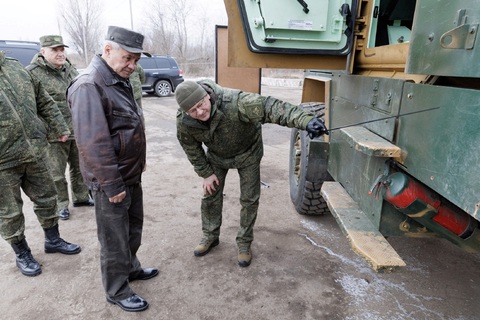 2 năm chiến sự tại Ukraine: Trừng phạt không hiệu quả- Ảnh 1. Bộ trưởng Quốc phòng Nga Sergei Shoigu xem xét khí tài quân sự khi tới thăm một trung tâm chỉ huy của lực lượng Nga tại khu vực do Nga kiểm soát ở Ukraine vào ngày 24-2 - Ảnh: Reuters